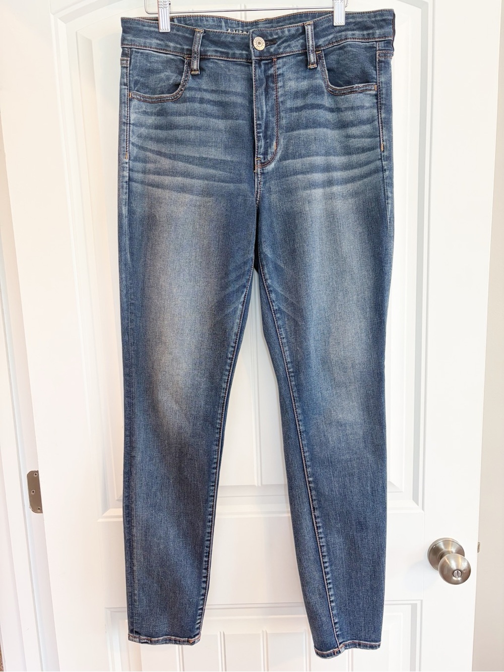 American Eagle Outfitters Women's Skinny Jeans in Medium Blue Wash